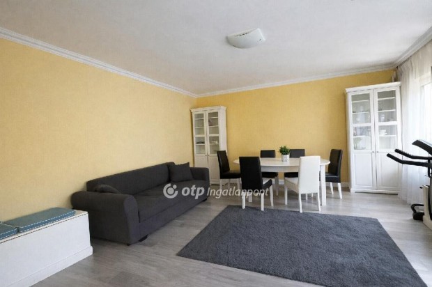 Egeri 81 nm-es lak�s elad�