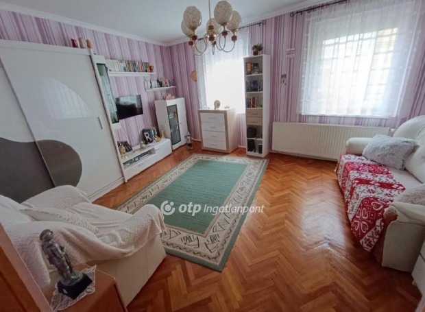 Egeri elad� 52 nm-es lak�s