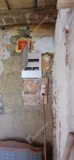 Egerv�ri elad� 52 nm-es h�z