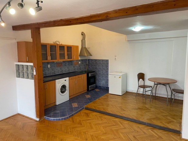 Egri kiad� lak�s