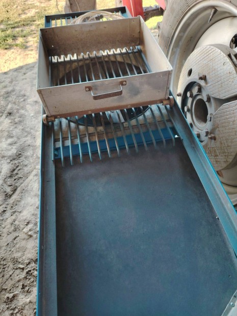 Egy Ltz traktor és néhány eszköz eladó