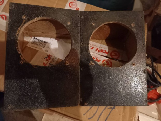 Egy pár 13 cm-es hangszórónak való doboz