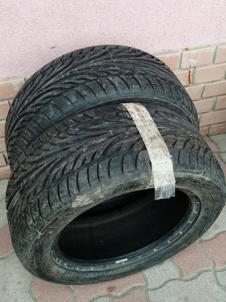 Egy pár Dunlop SP Sport 9000 225/50ZR15 méretű gumiabroncs