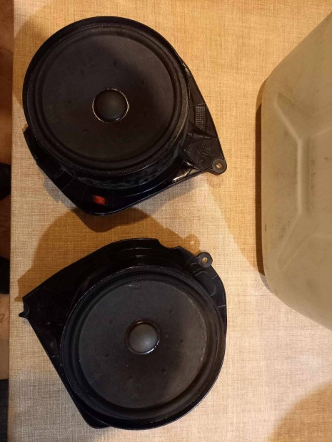 Egy pr hangvltval szerelt kzp-mly hangszr