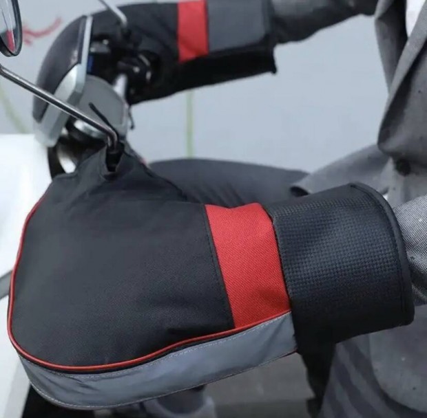 Egy pr tli motoros kz melegt robog roller bicikli