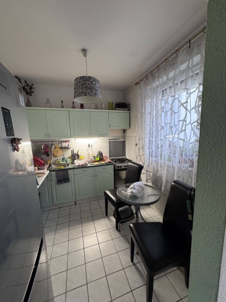 Egy szob�s nagym�ret� sz�p lak�s j� helyen Startoljon r�