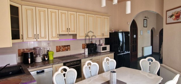 Egy v�llalkoz�snak is kiv�l� csal�di villa v�lt elad�v� a Belv�ros k�z