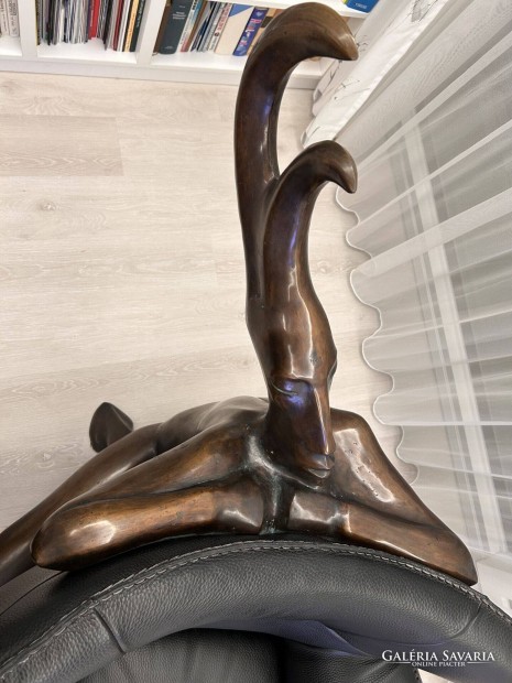 Egyedi Fischer György bronz szobor, olasz bőrfotelhez készítve
