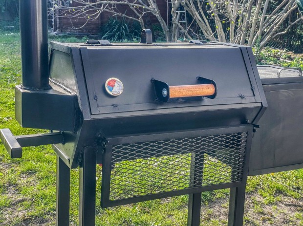 Egyedi Tervezésű és Kézzel Épített Offset BBQ Smoker