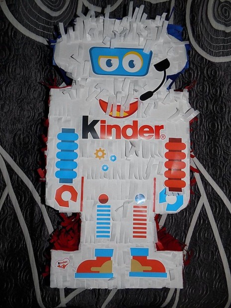 Egyedi, risi Kinder robot pinata!