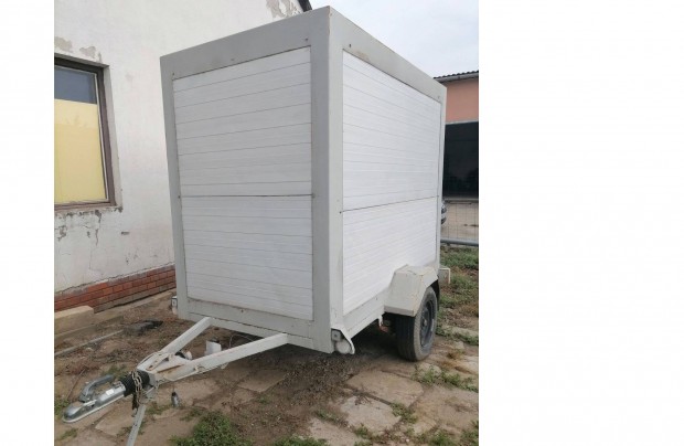 Egyedi, zárt dobozos, hőszigetelt utánfutó