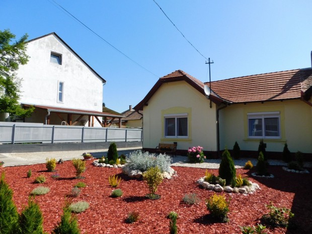 Egyedi atmoszf�r�j�, fel�j�tott csal�di h�z elad� H�v�zen