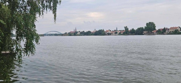 Egyedi fekv�s� k�zvetlen v�zparti csal�di h�z R�ckev�n