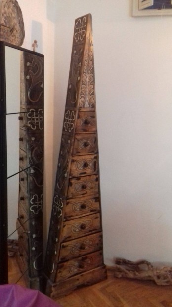 Egyedi festett-faragott 8 fikos obeliszk