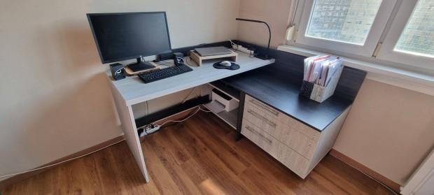 Egyedi gyártású L alakú íróasztal eladó