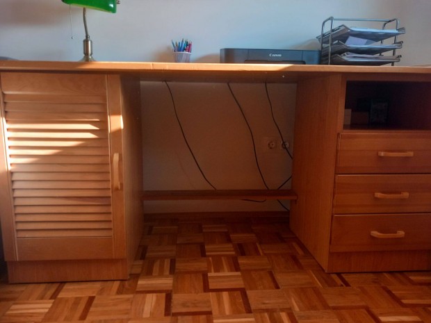 Egyedi gyártású íróasztal, használt, megkímélt állapotú