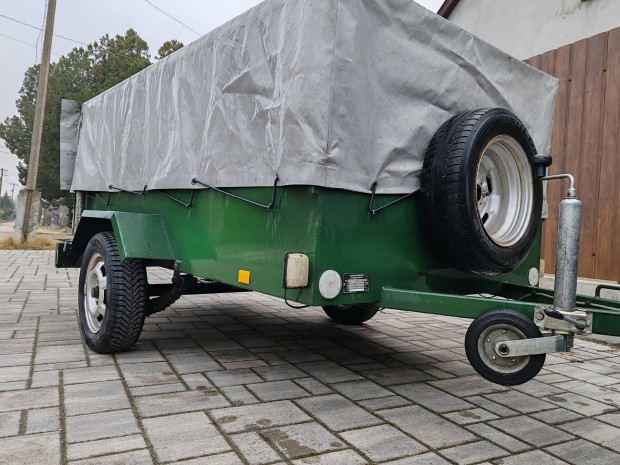 Egyedi gyrts magastott utnfut ponyvval