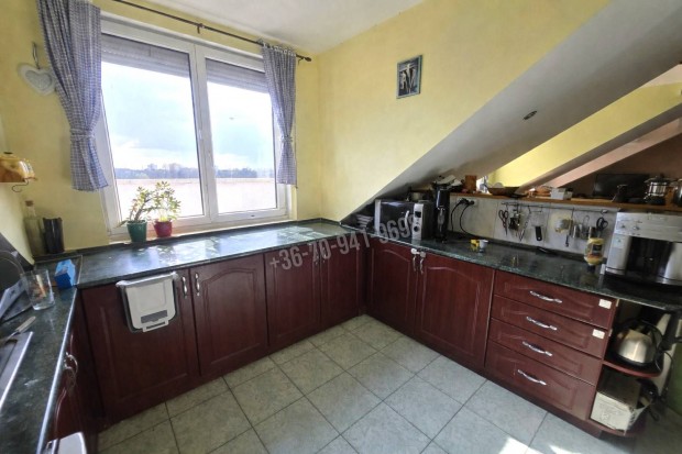 Egyedi hangulat�, t�gas otthon Duna�jv�rosban