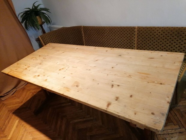 Egyedi készítésű tömör fa étkezőasztal