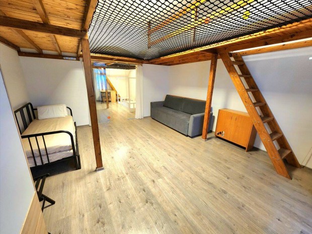 Egyedi loftos, gal�ri�s lak�s kiad� a VII. ker�letben