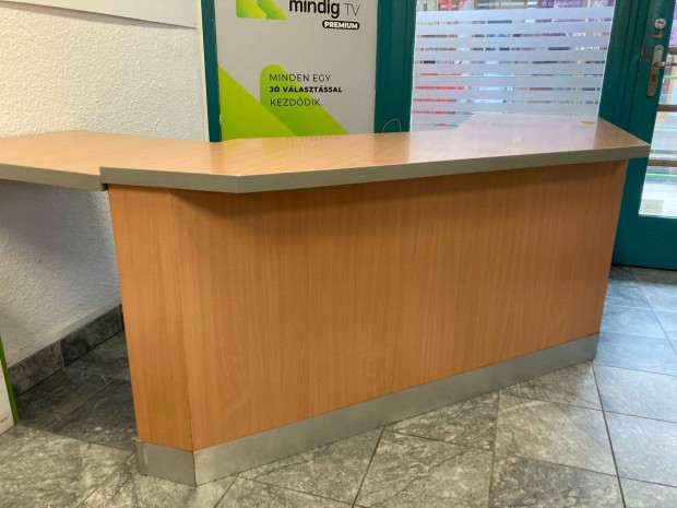 Egyedi masszív irodai asztal, fiókos szekrénnyel