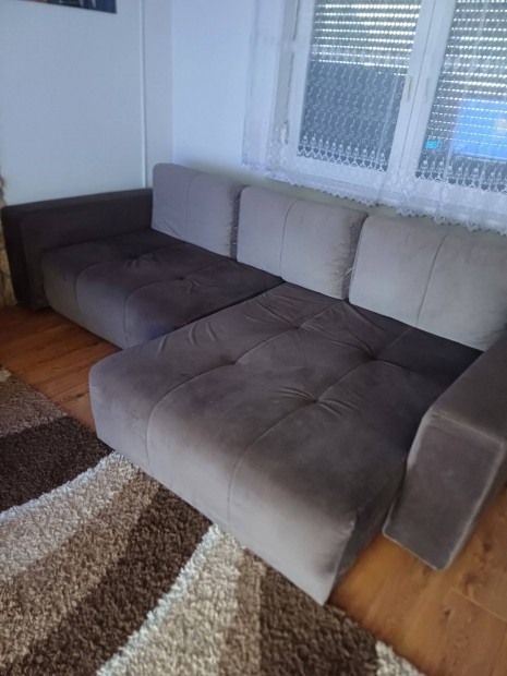 Egyedileg gyártott sarokkanapé eladó.