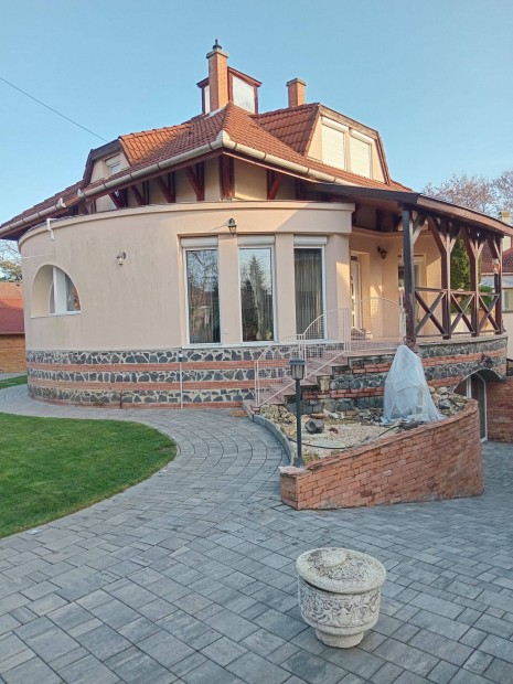 Egyed�l�ll� �lm�nyotthon Ny�regyh�zas�st�gy�gyf�rd�n