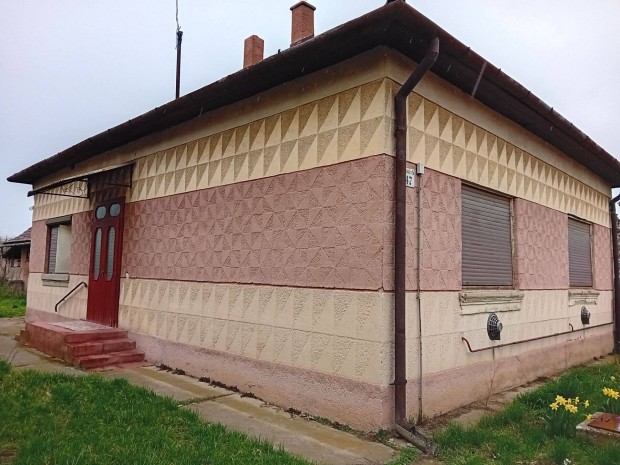 Egyeken csal�di h�z elad�