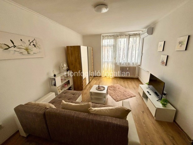 Egyetem k�zel�ben fel�j�tott 1+1 szob�s lak�s elad�