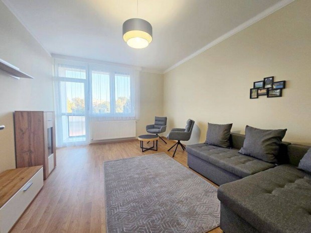 Egyetem k�zeli, fel�j�tott 2 szob�s, g�zcirk�s t�glalak�s Kiad�!