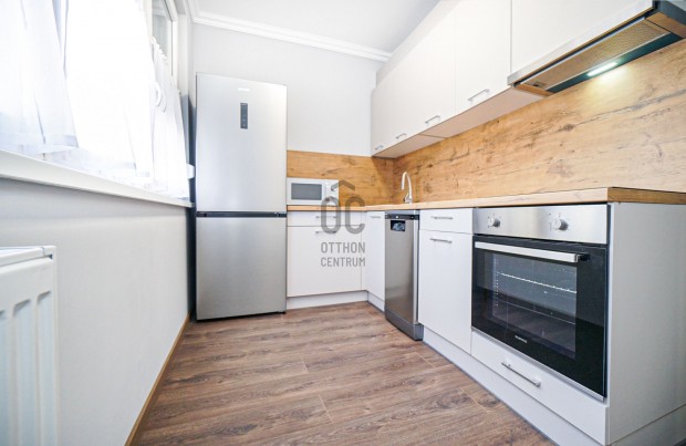 Egyetem k�zeli, fel�j�tott, els� emeleti lak�s