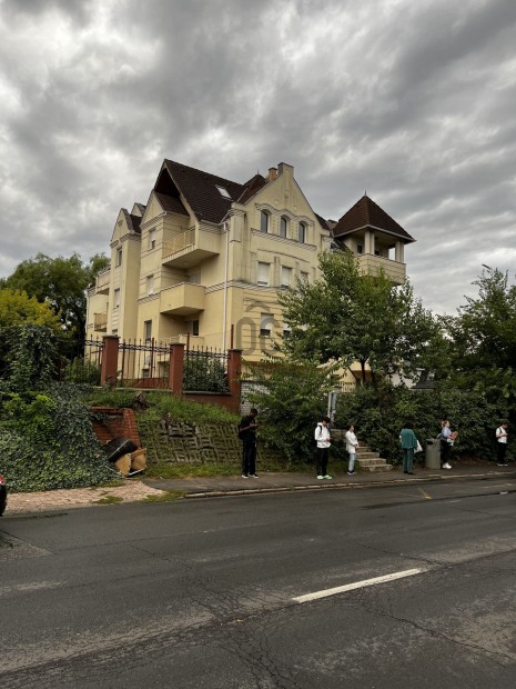 Egyetem mellett kiad� lak�s