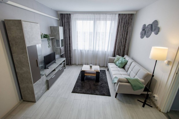 Egyetem sug�r�ton 35 m2-es, 1+f�lszob�s, fel�j�tott lak�s kiad�