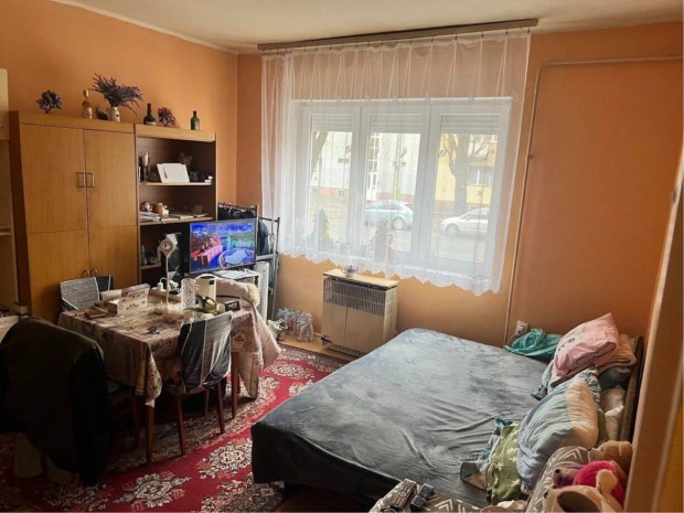 Egyetem sug�r�ton kiad� 31 m2-es f�ldszinti b�torozott lak�s