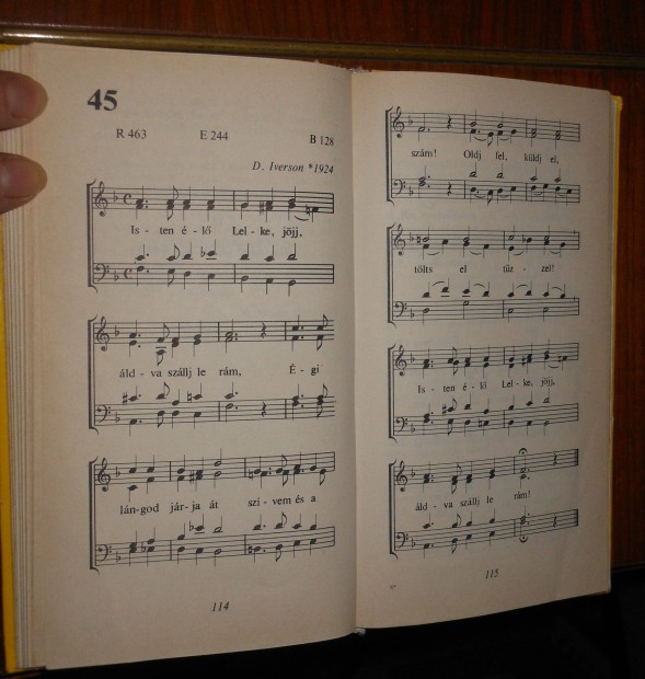 Egyetemes egyh�zi �nekeink- elad� kott�sk�nyv