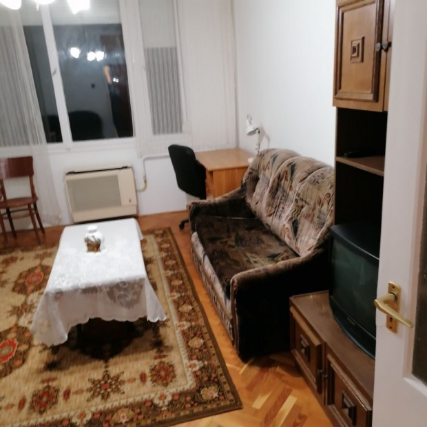 Egyetemhez k�zel 3 szob�s lak�s kiad�