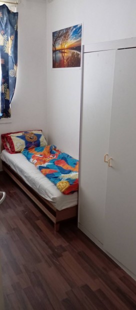 Egyetemistáknak, tanulóknak 2 db külön nyíló Bútorozott szoba kiadó!