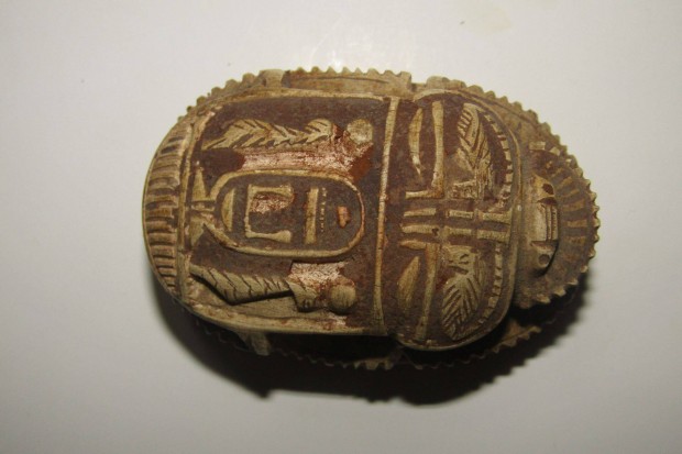 Egyiptomi szkarabeusz vdelmi szimblumokkal