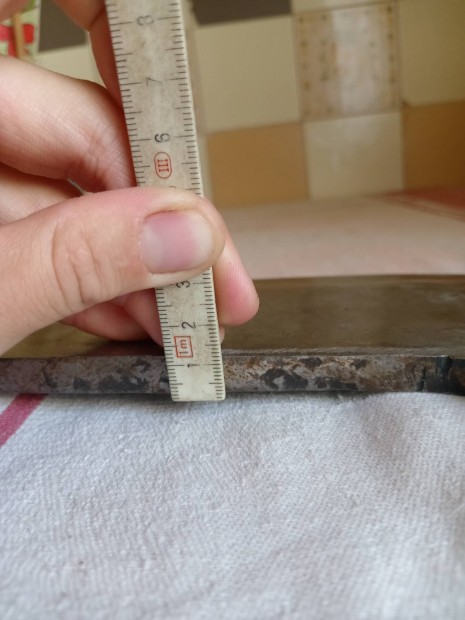 Egykezes hentes bárd. Régi, monogramos