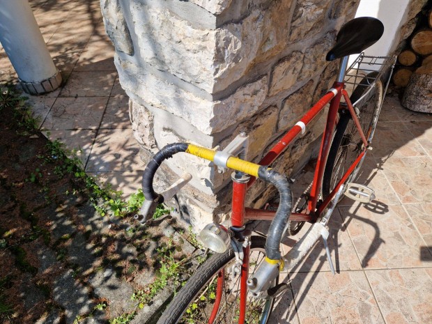 Egykori Schwinn Csepel bicikli romjaiban átadó