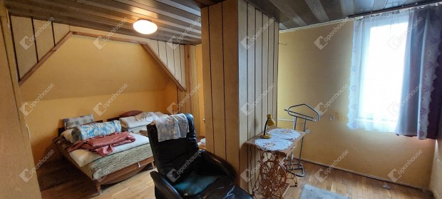 Egykori kereskedelmi egys�g ak�r csal�dih�zk�nt Zalaegerszeg k�zel�ben