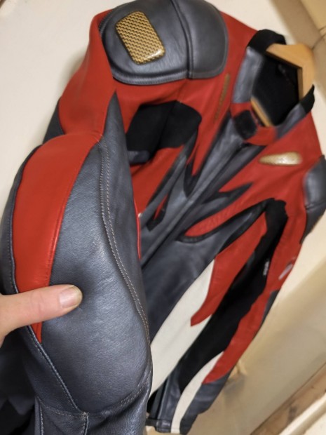 Egyr�szes b�rruha 