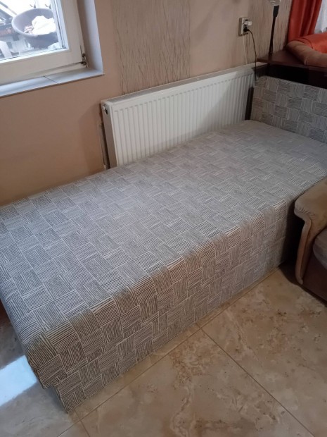 Egyszemélyes kis ágy vagy heverő