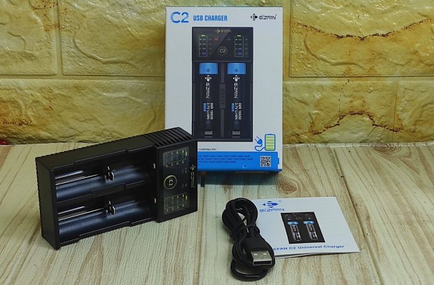 Eizfan C2 LED univerzális USB töltő, 3,7V Li-ion újratölthető akkuhoz