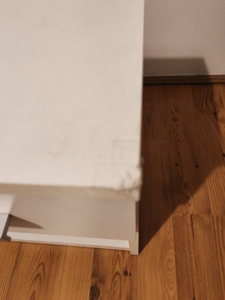 �jjeli szekr�ny - s�r�lt 