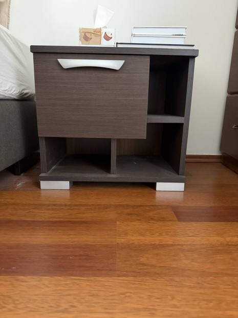 �jjeli szekr�ny, sz�p �llapotban elad� 