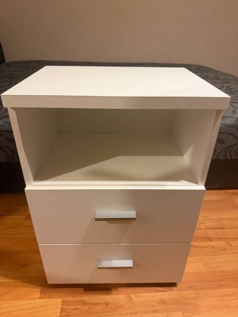 �jjeliszekr�ny Feh�r, Modern Kialak�t�s�, K�t Fi�kkal �s Polccal