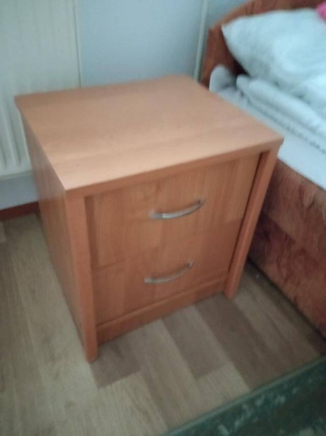 Éjjeliszekrény eladó