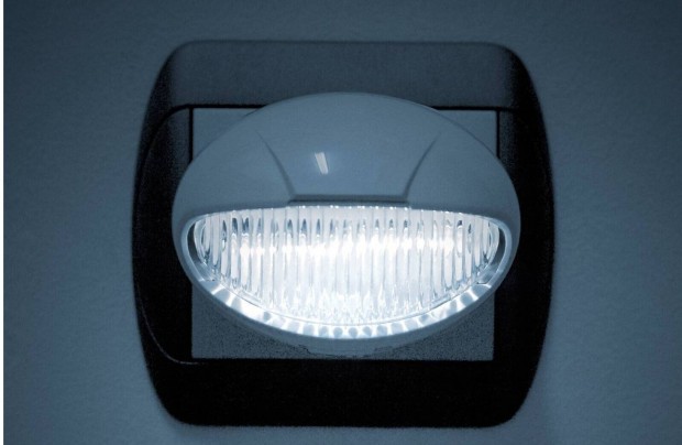 jszakai LED -es hideg fehr jelzfny irnyfny fny alkonyatkapcsol