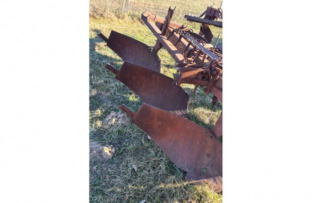 Eke elad� h�rom fejes